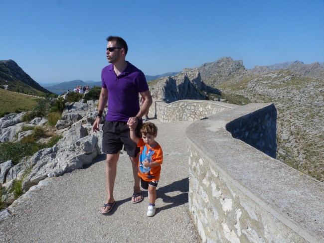 Alex y Eric en el Mirador dels Colomer, Mallorca.