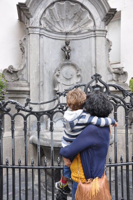 Sandra y Eric mirando al Manneke Pis