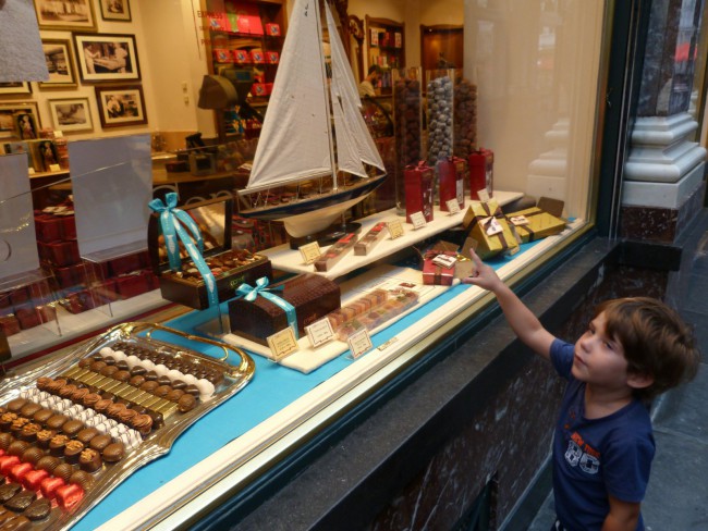 Eric mirando una chocolatería, comer bruselas