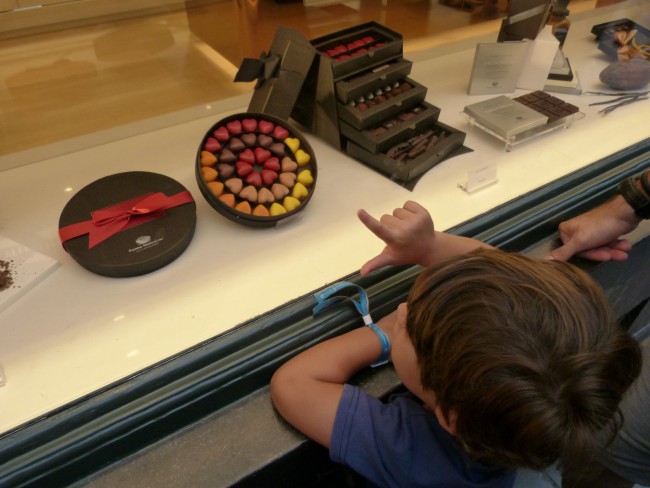 Eric mirando una chocolatería, comer bruselas