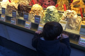 Eric mirando una gran variedad de helados en Florencia