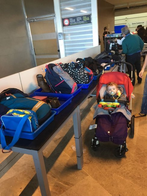 Viajar con niños en avión sin morir en el intento, la lupa viajera