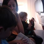 Viajar en avión con niños sin morir en el intento, la lupa viajera