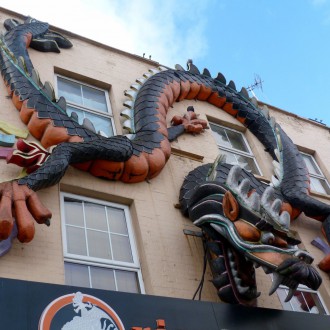 Una fachada de Camden con un enorme dragón
