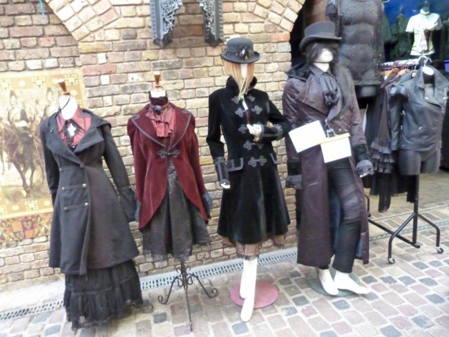 Ropa estrafalaria en un mercadillo de Camden
