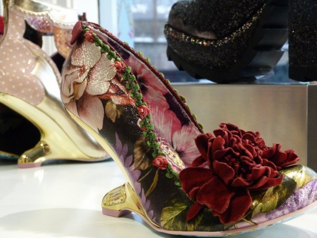 Zapatos extravagantes en un escaparate de Camdem