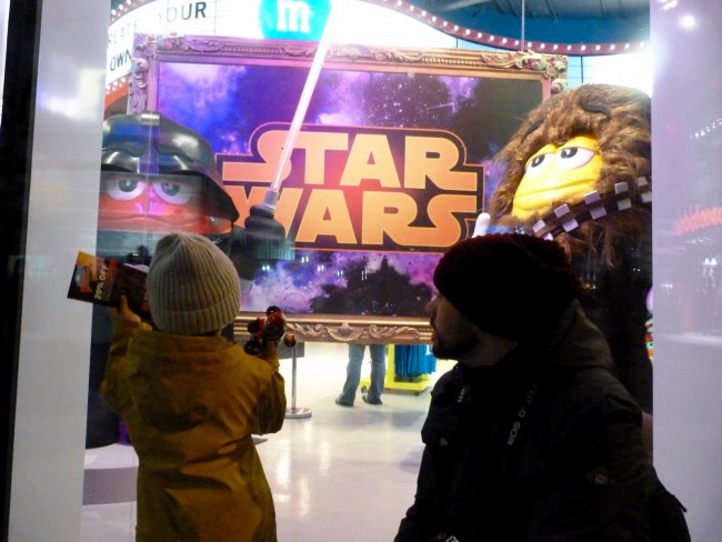 Eric y Alex en el escaparate de la tienda M&M con los personajes de Stars Wars