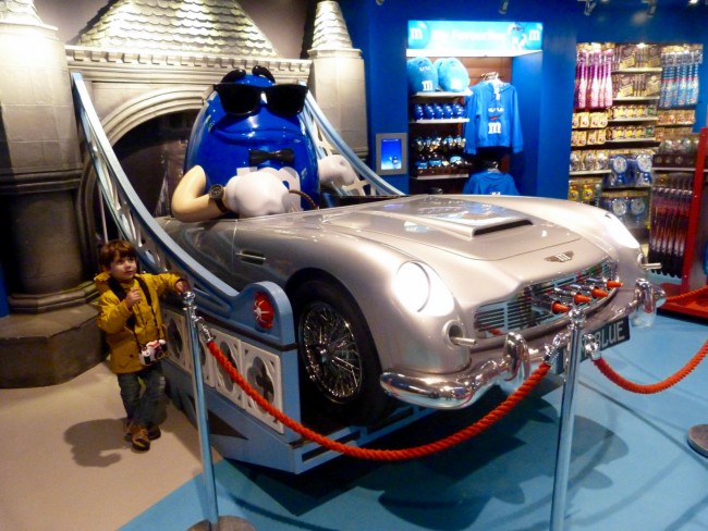 Eric posando al lado del M&M azul
