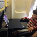 Viajar en avión con niños sin morir en el intento, la lupa viajera